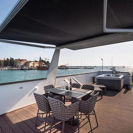Houseboat Oasis With Whirlpool & View